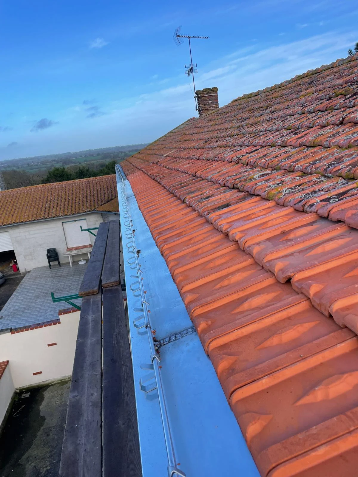Remplacement gouttière en zinc - toiture en tuile