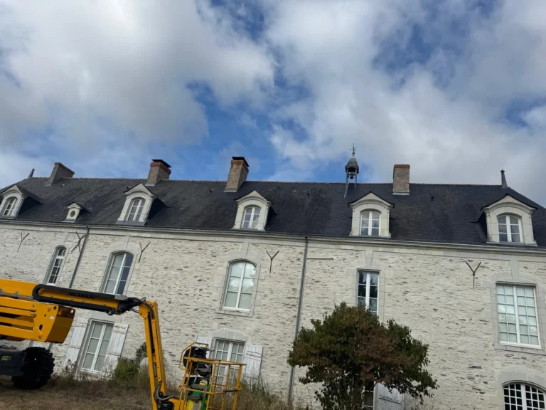 Nettoyage et traitement d&rsquo;une toiture à Écouflant